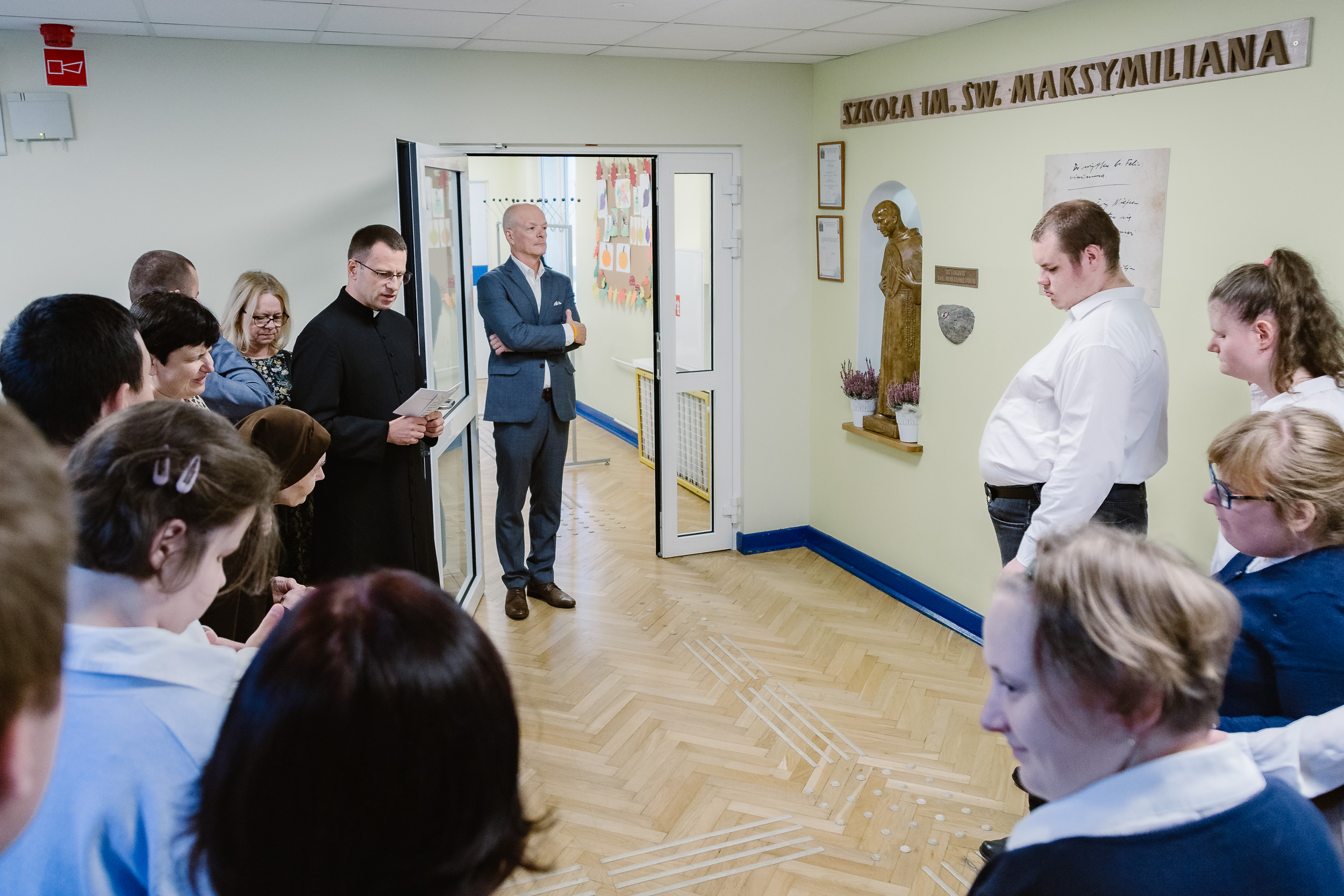 Ksiądz Marek prowadzi modlitwę przy relikwiach św. Maksymiliana.