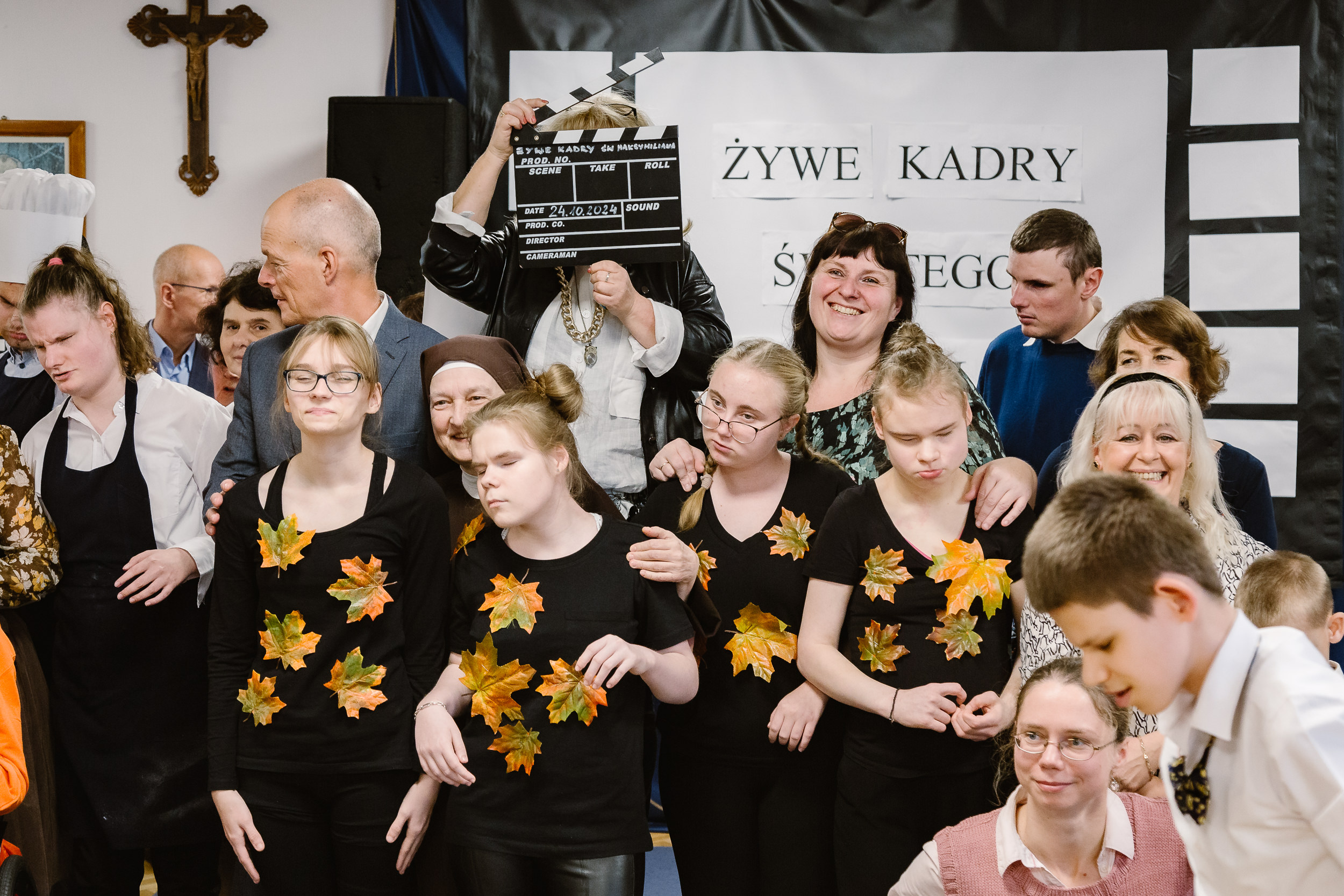 Zdjęcie jednej z grup występujących w przedstawieniu.
