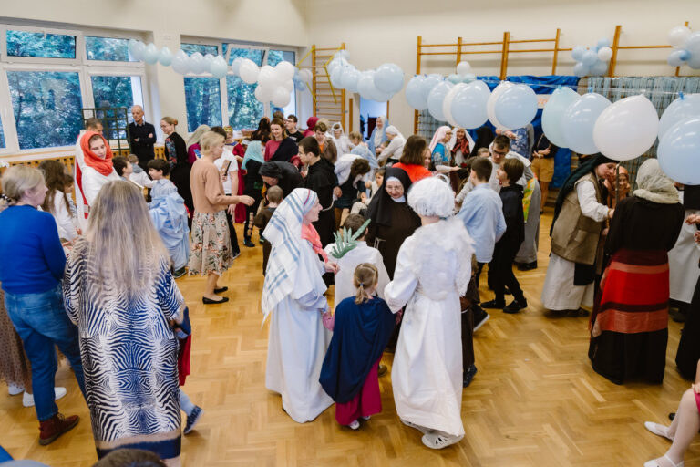 Tańce na sali gimnastycznej.