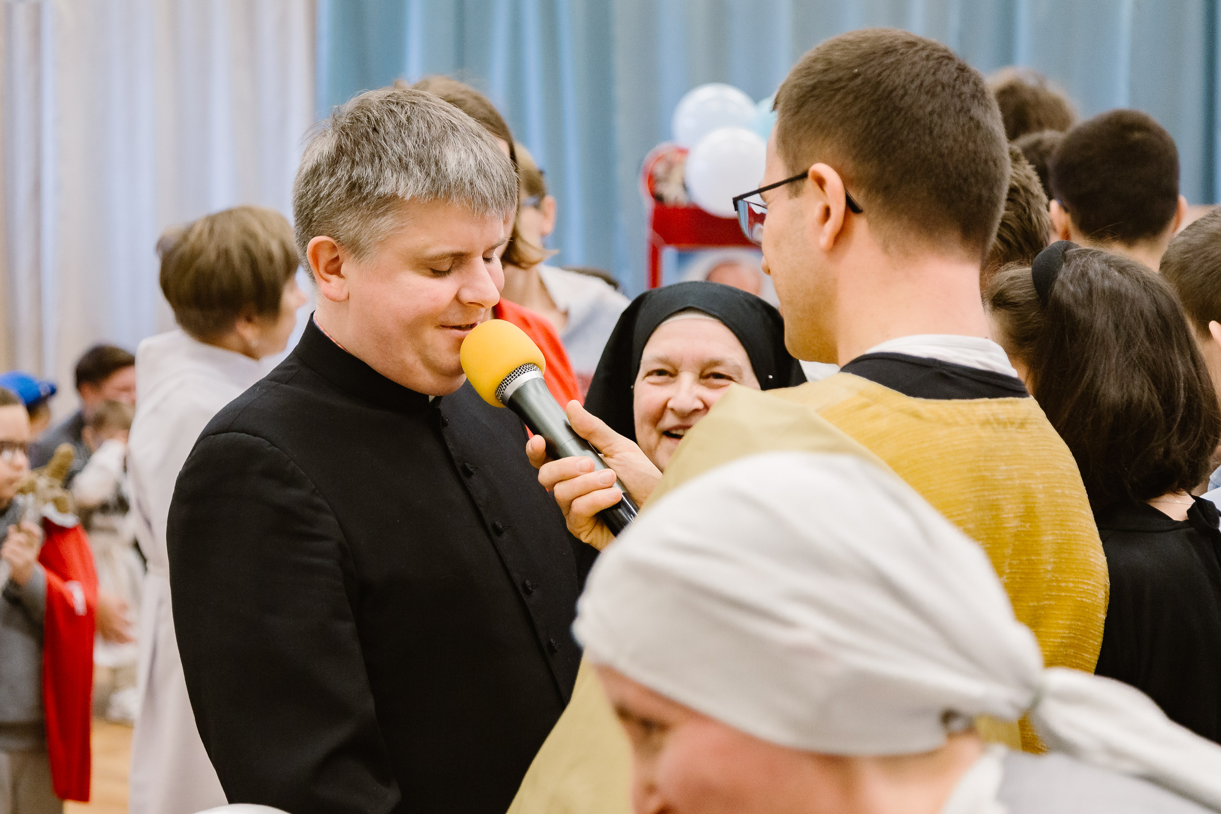Ksiądz przebrany za Josepha Ratzingera.