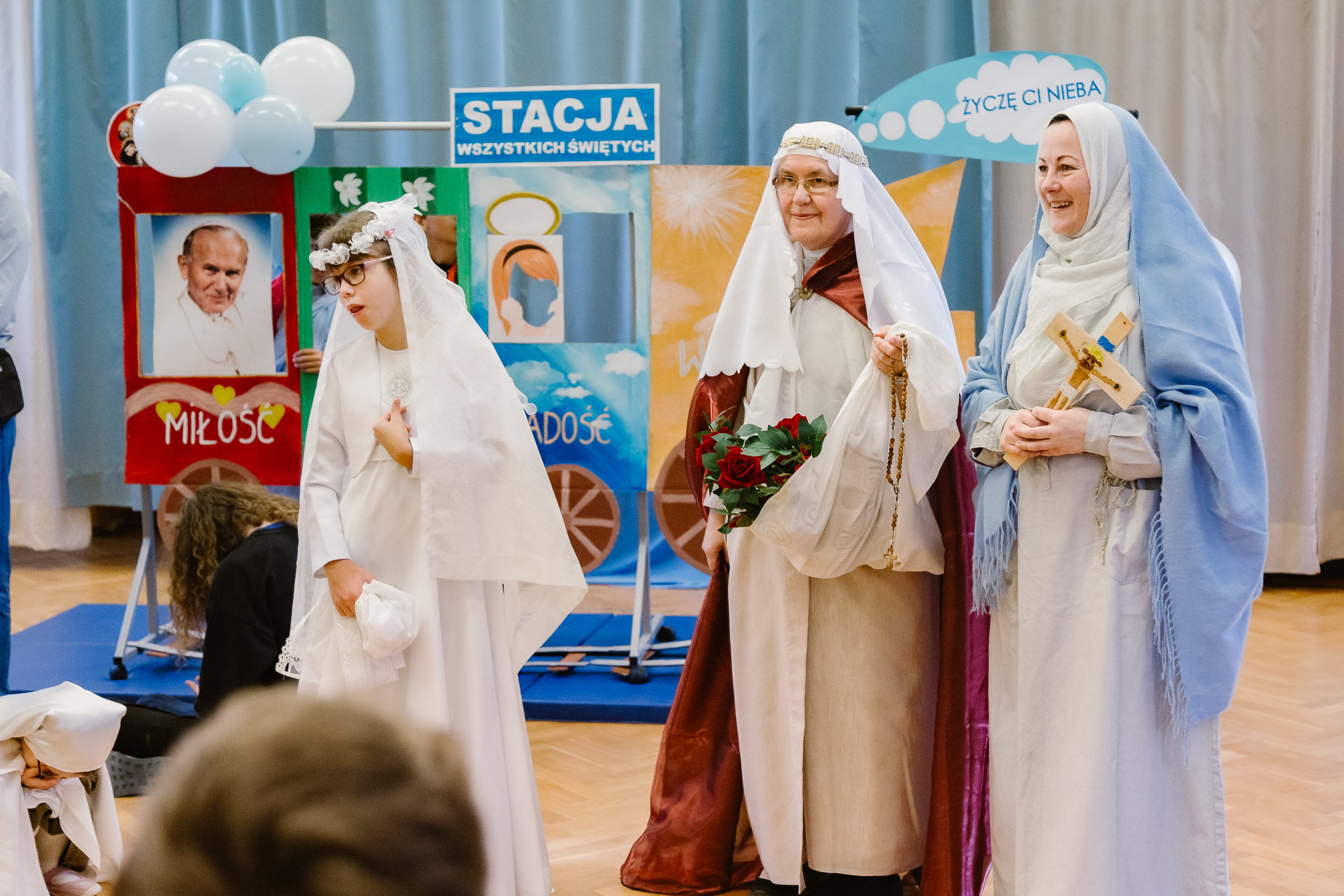 Siostra i nauczycielka przebrane za święte.