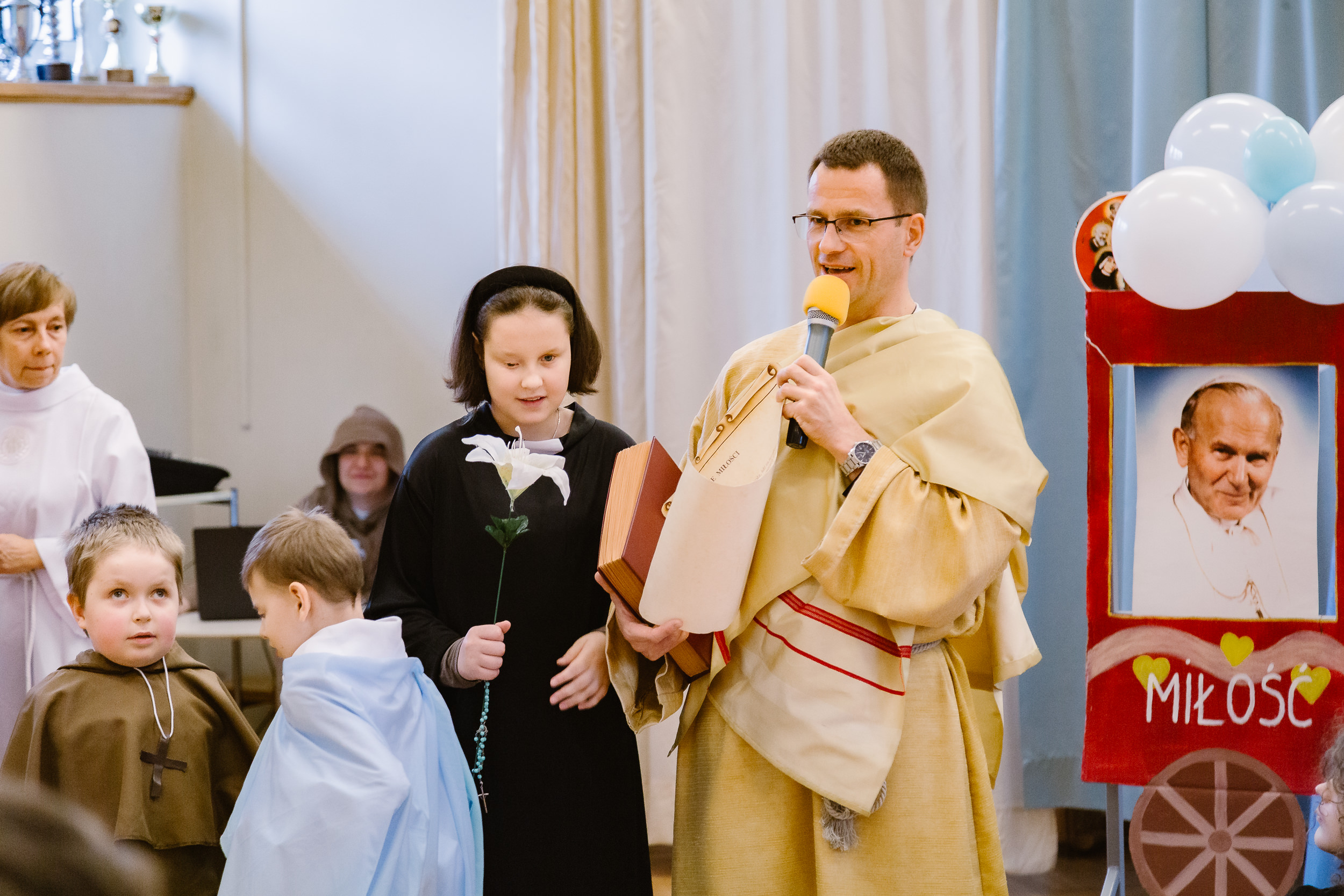 Ksiądz Marek zaprasza do korowodu świętych.