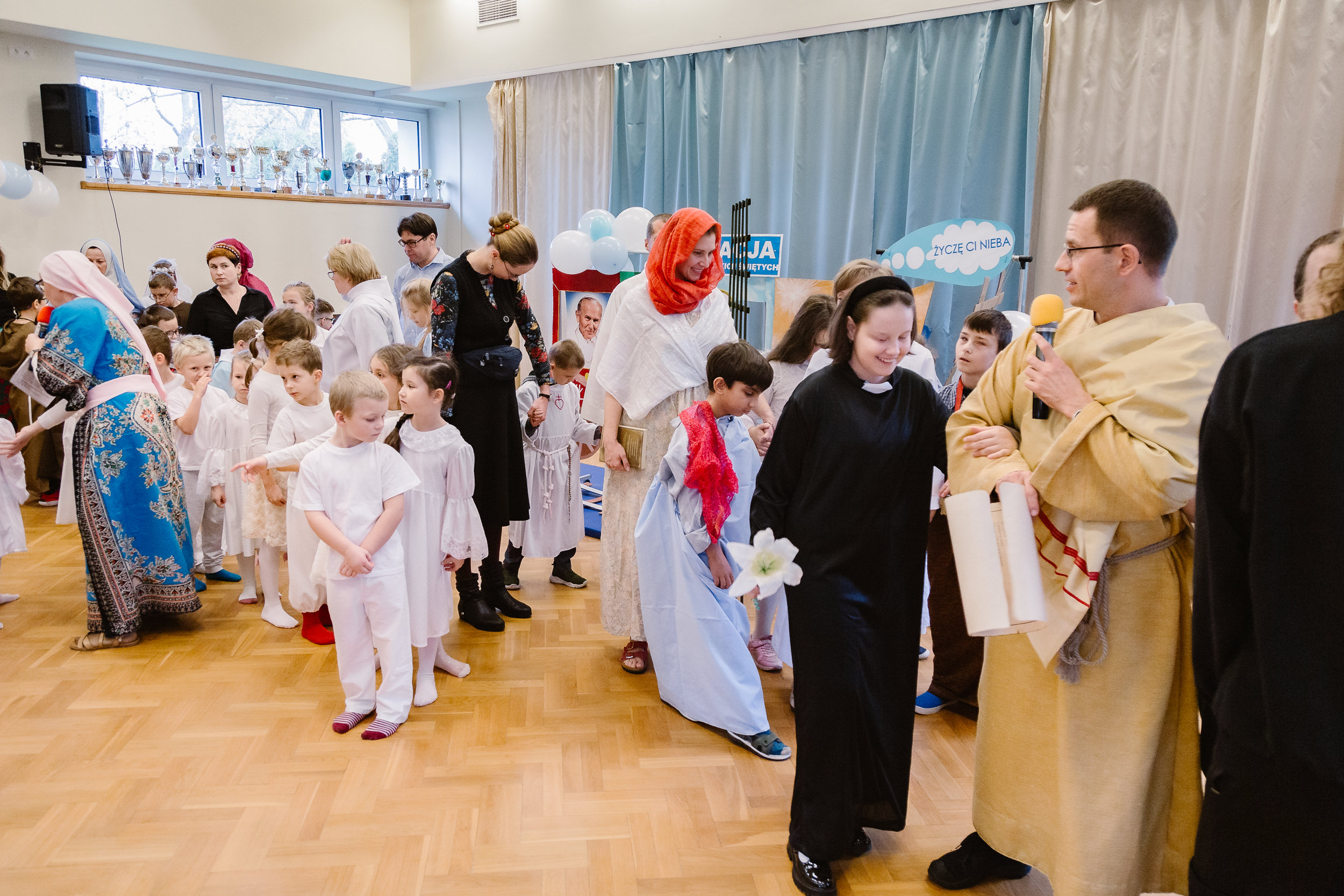 Uczestnicy balu ustawieni w korowodzie.