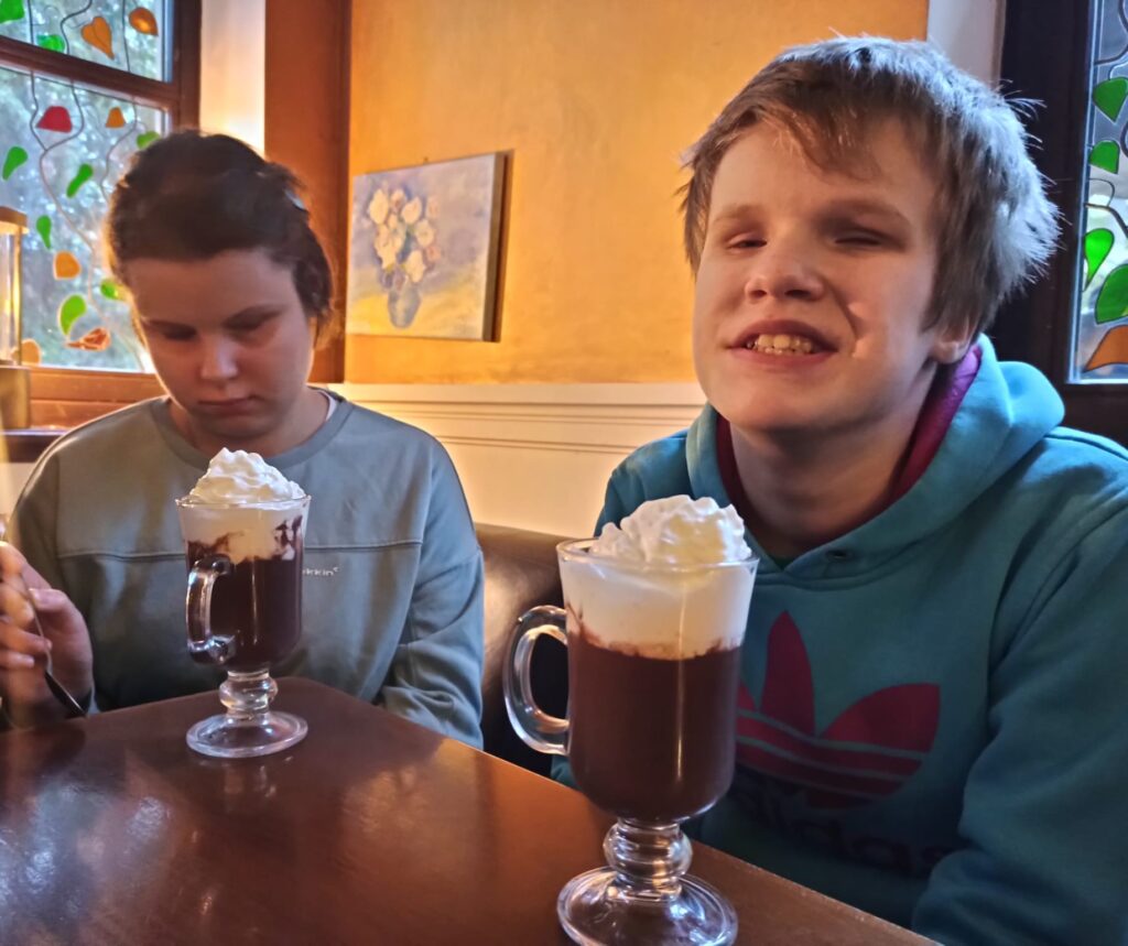 Dziewczęta podczas konsumpcji gorącej czekolady