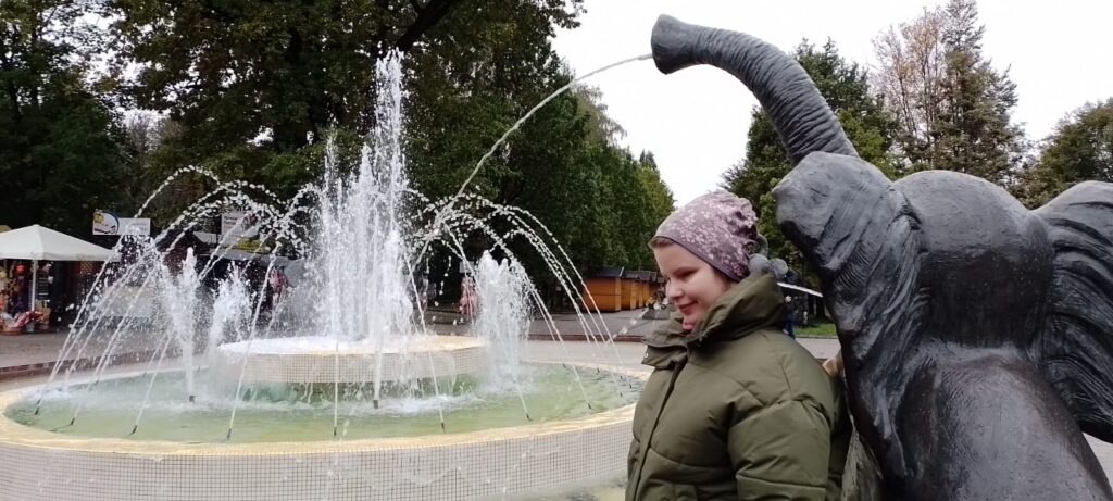 Konstancja stoi przy fontannie na deptaku rabczańskim
