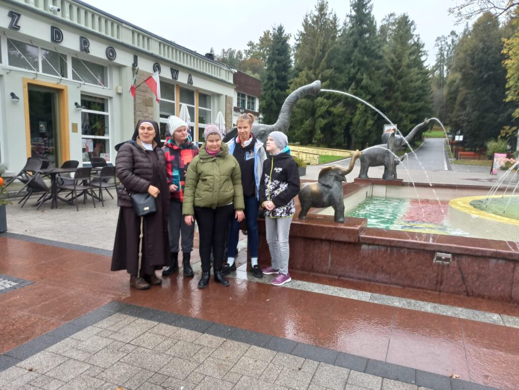 Siostra Martyna z dziewczynami  na deptaku przy fontannie