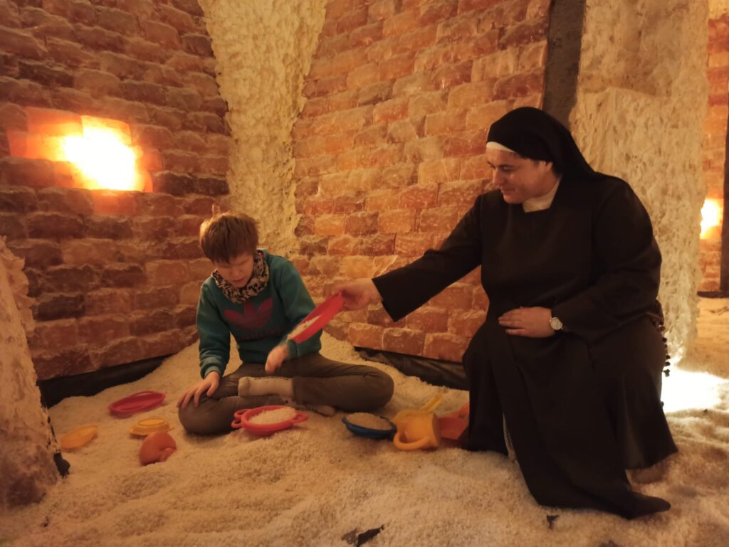 Dziewczyny z wychowawczyniami w grocie solnej