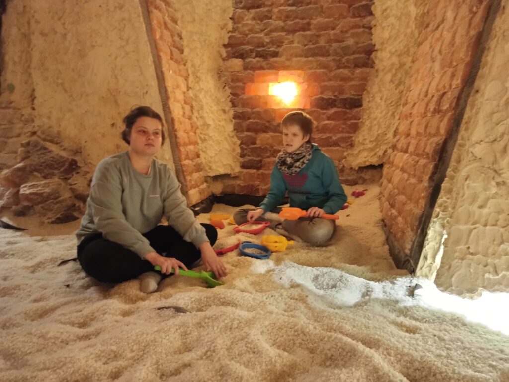 Konstancja z Wiktorią w piaskownicy solnej