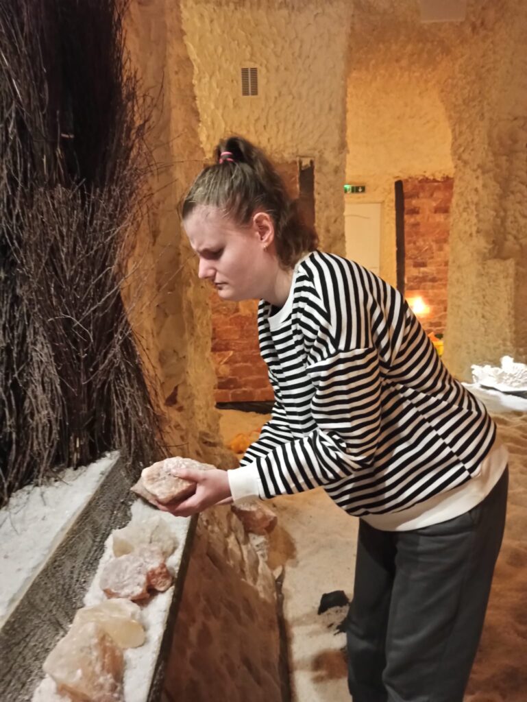 Sandra dotyka kawałki soli kamiennej