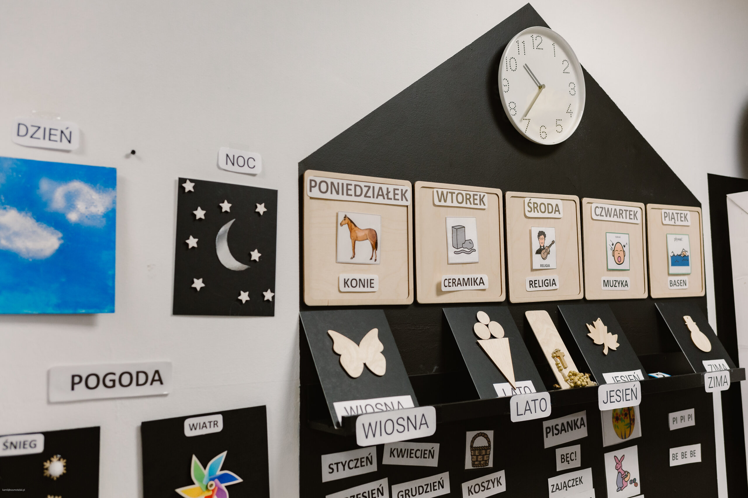 Widok na pomoce rehabilitacyjne i dydaktyczne w szkole specjalnej.