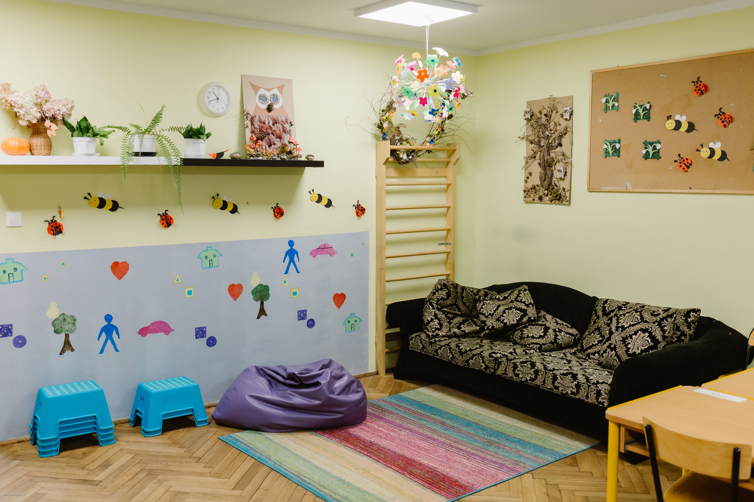 Widok na pokój z urządzeniami do rehabilitacji i ćwiczeń.