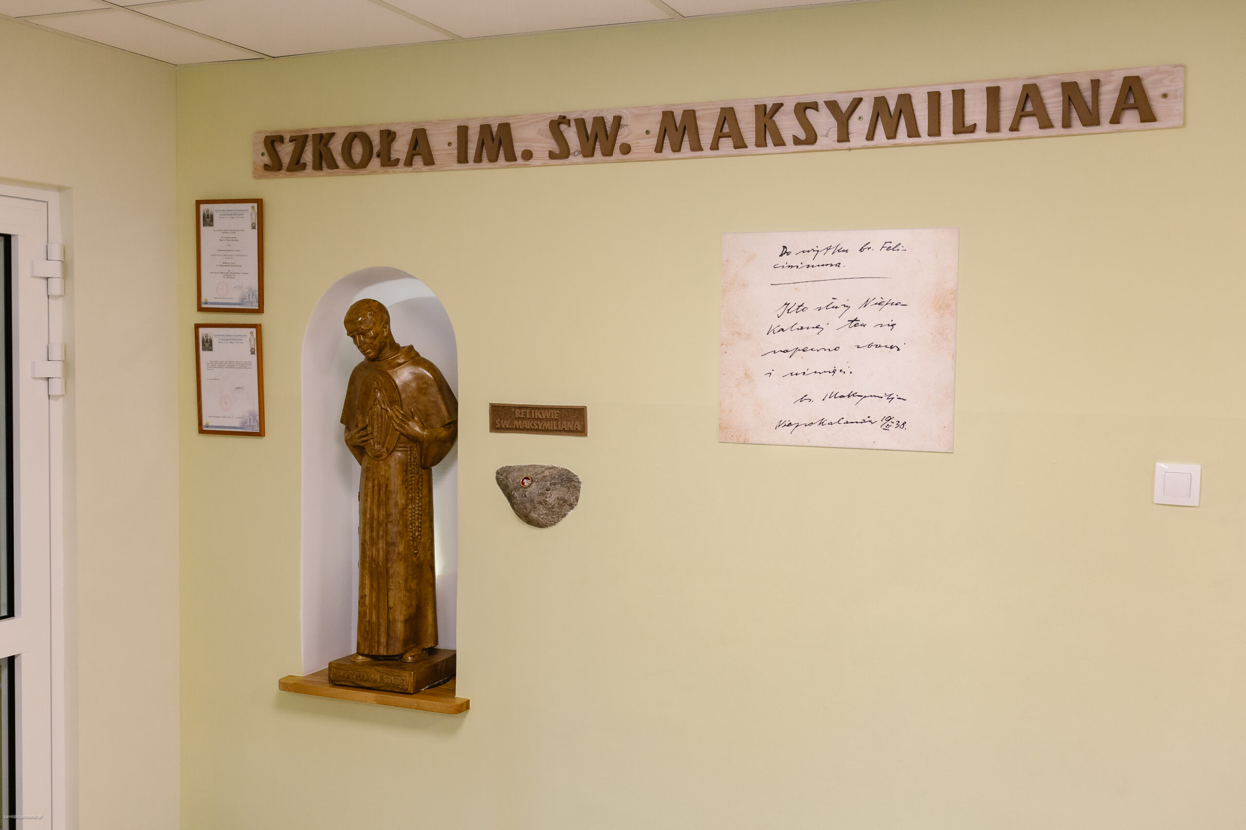 Hol szkoły św. Maksymiliana z pomnikiem i relikwiami św. Maksymiliana.