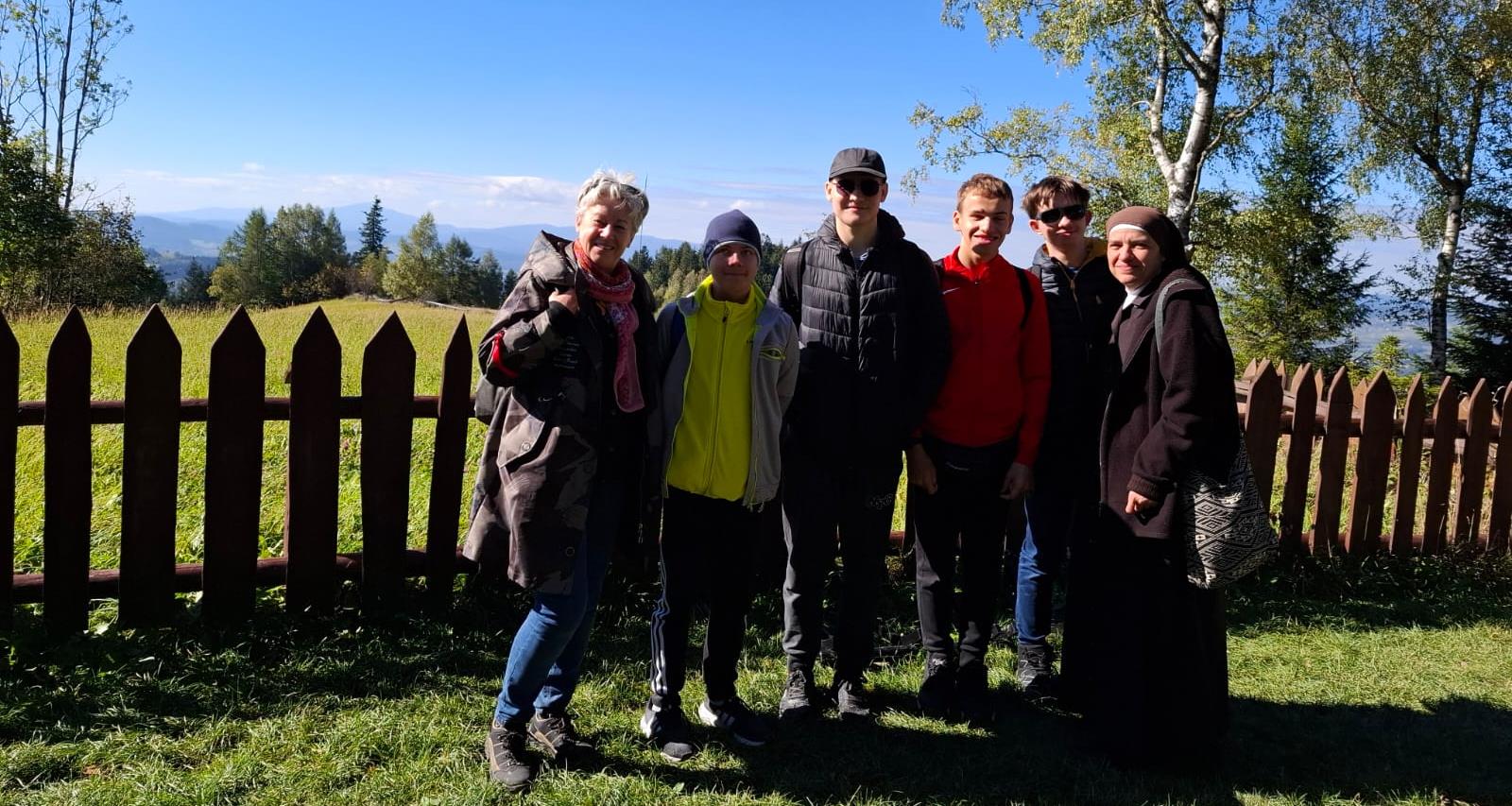 Uczniowie na tle panoramy gór.