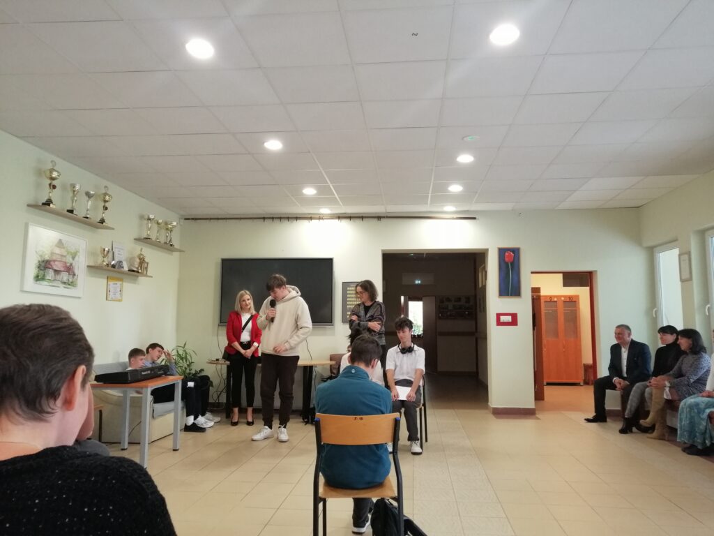 Uczeń klasy pierwszej mówi o sobie. Później jest czytany wiersz o osobie która się przedstawia.