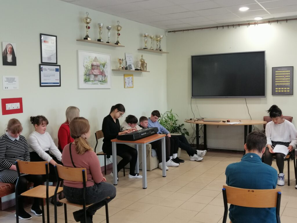 Uczennica klasy pierwszej liceum pięknie gra.