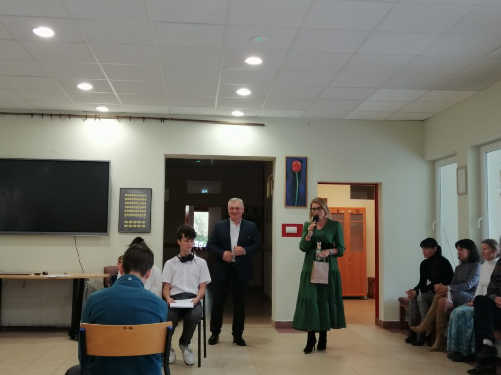 Pani Dyrektor ośrodka stojąc obok Pana dyrektora szkoły średniej przemawia do zgromadzonych.