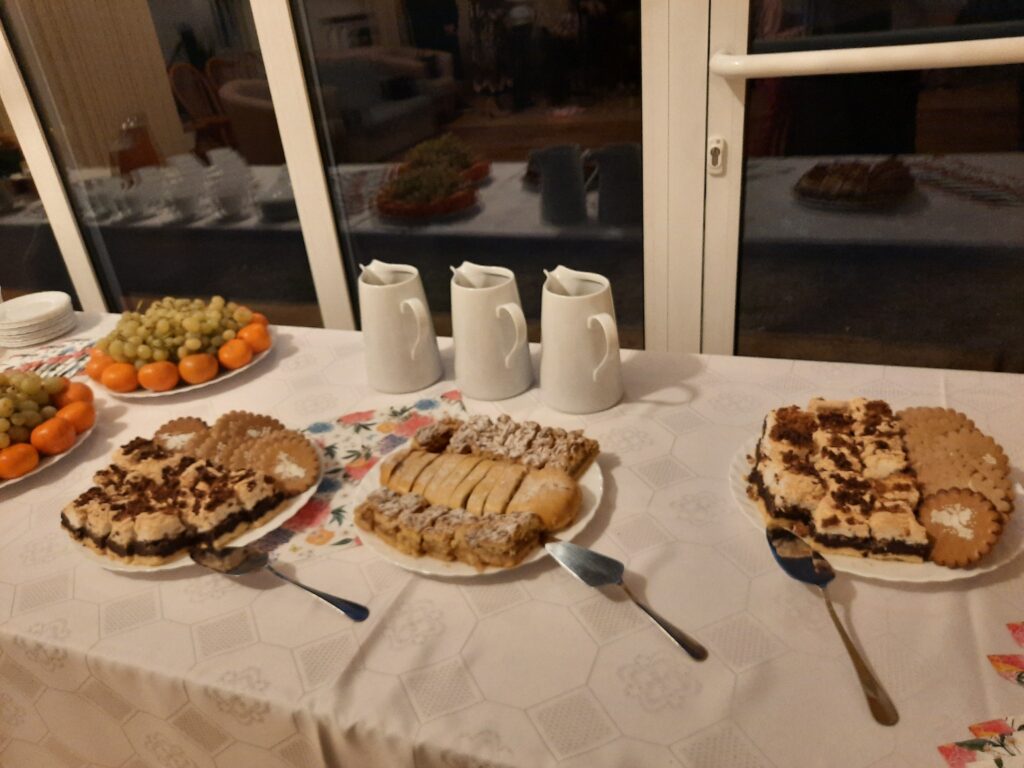 Poczęstunek ciasta i owoce
