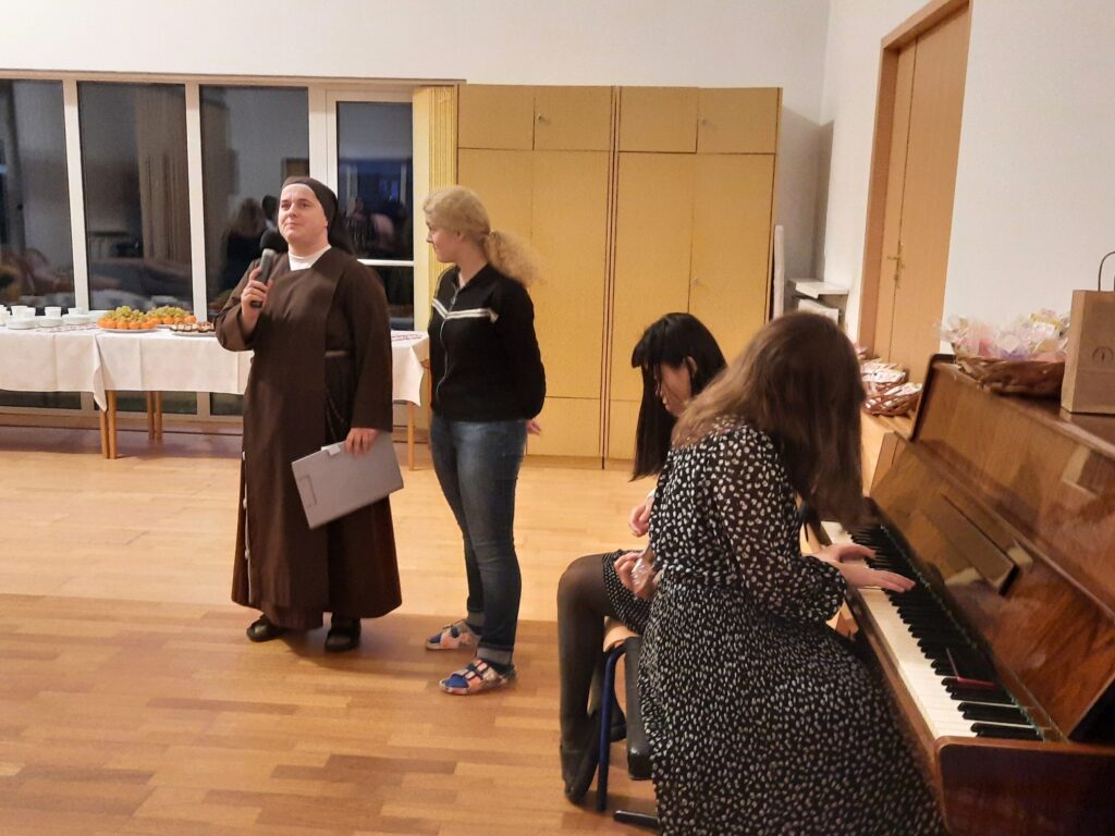 Siostra Marta wita nauczycieli,