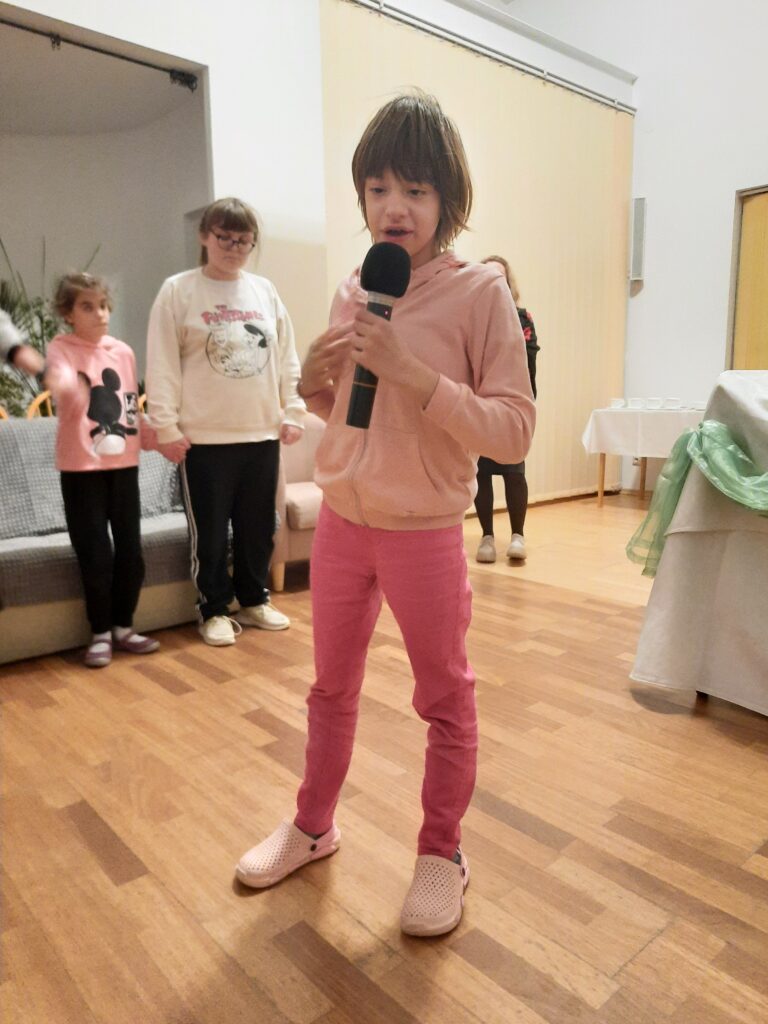 Zosia w trakcie śpiewania piosenki