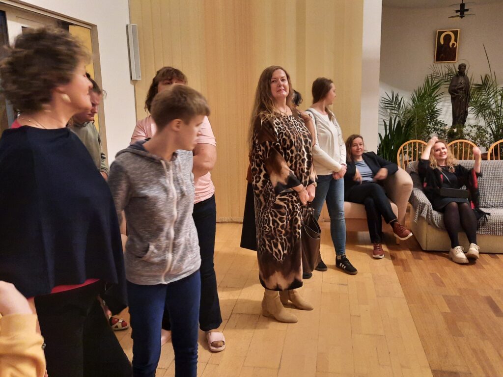 Na świetlicy dziewczęta wraz z wychowawczyniami