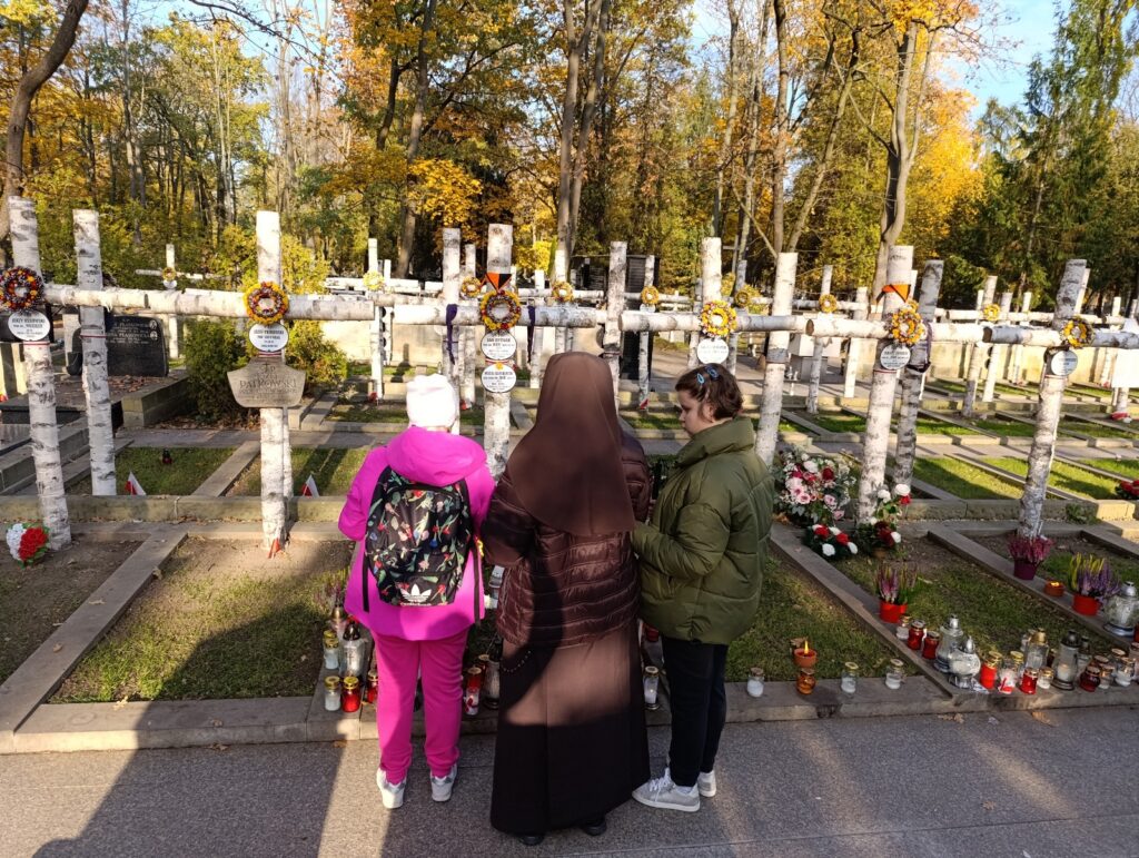 Siostra Martyna z Mają i Konstancją przy grobach poległych Harcerzy z Batalionu Zośka