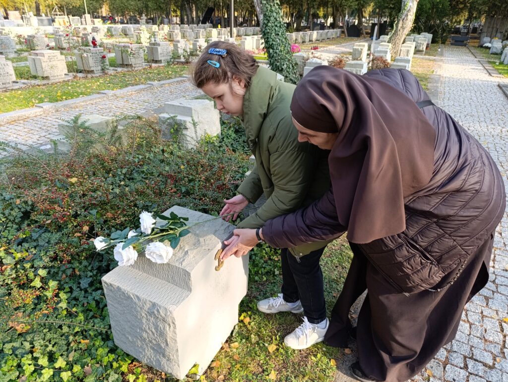 Siostra Martyną z Konstancją przy  białym kamieniu 