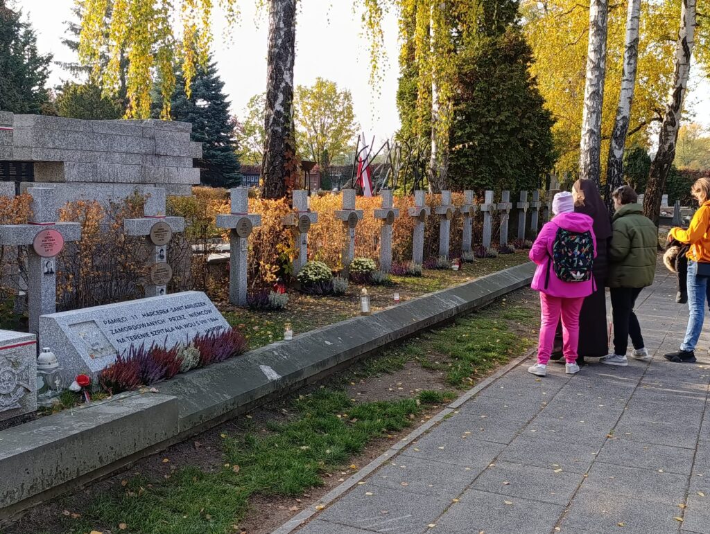 Dziewczęta przy grobach 11 poległych Harcerek w obronie ojczyzny