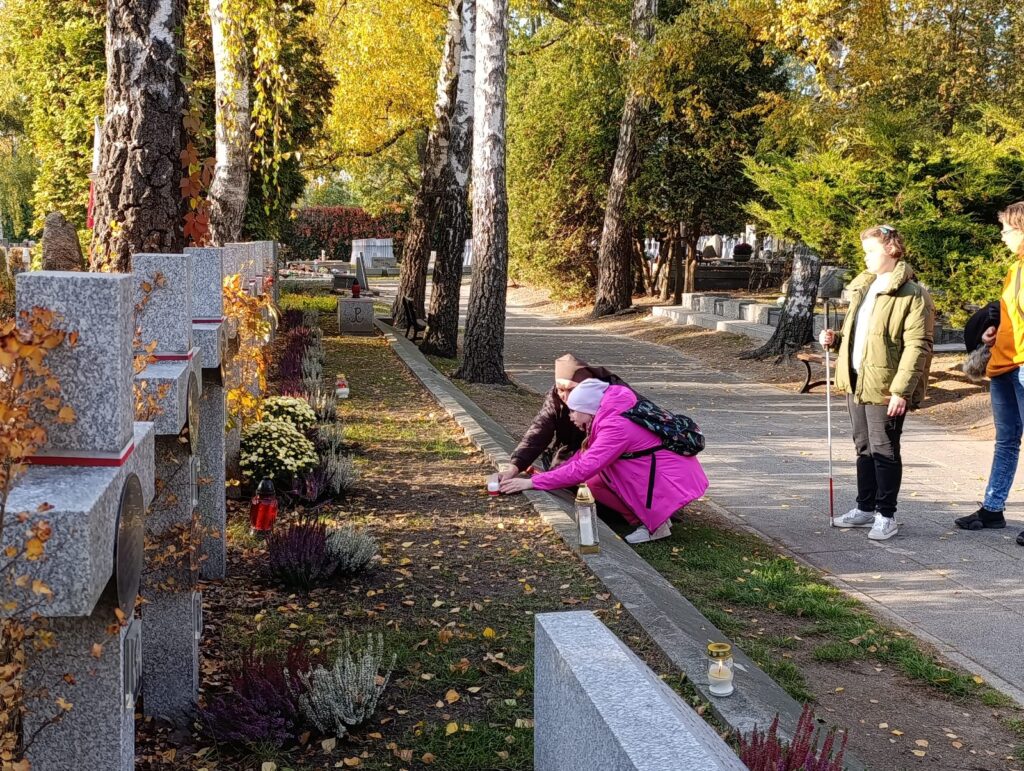 Zapalanie świeczek na mogiłach poległych