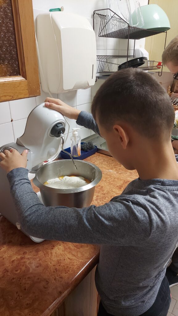 Chłopiec przygotowuje mikser do pracy