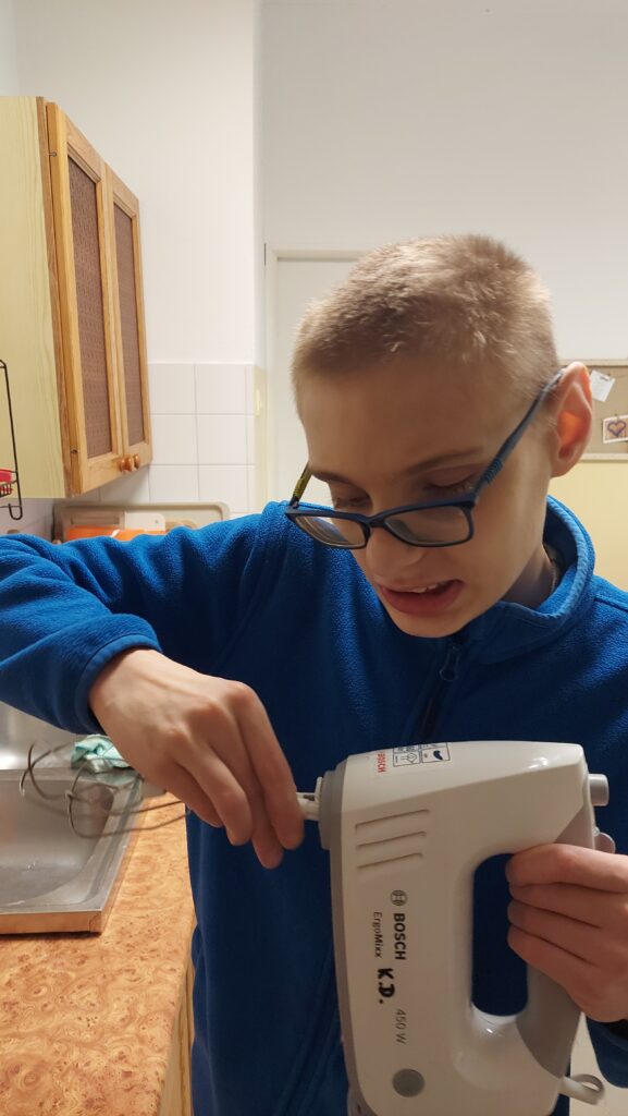 chłopiec przygotowuje mikser
