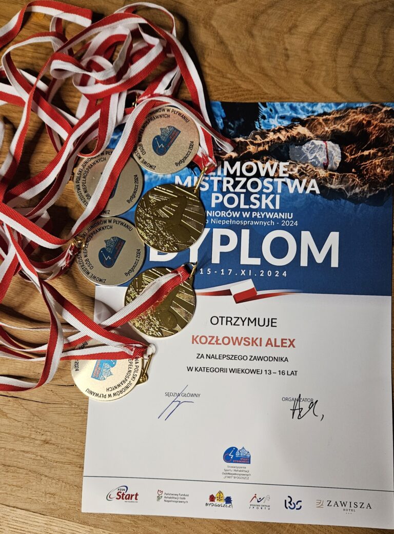 Medale i dyplomy na stole.