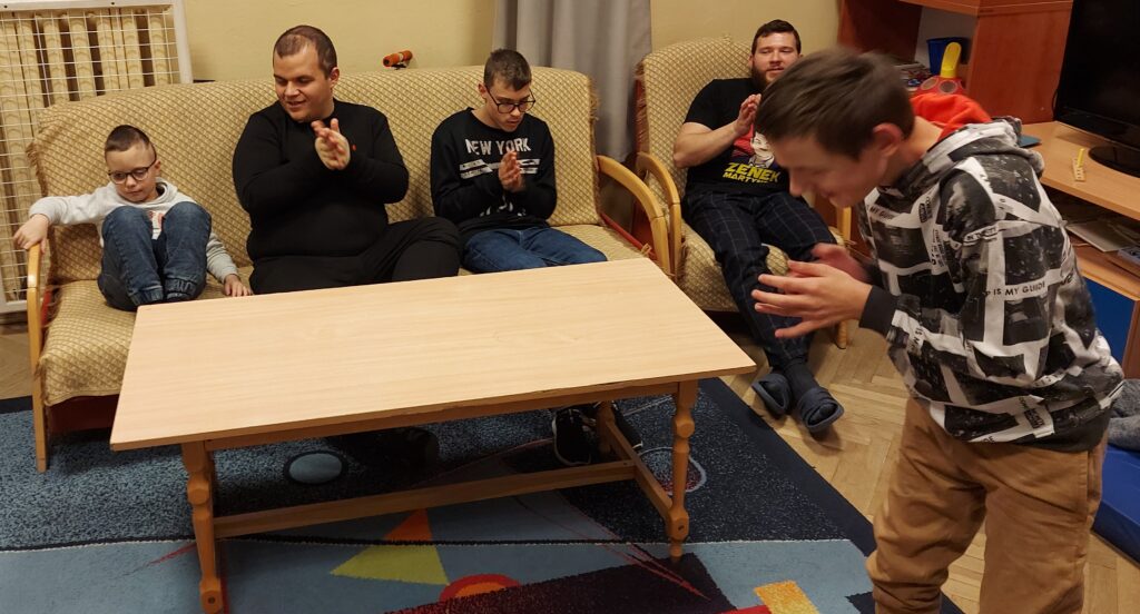 Chłopcy bijący brawo
