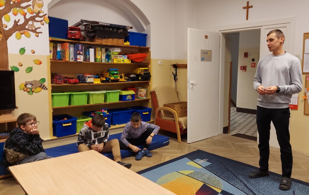 Wychowawca przed publicznością