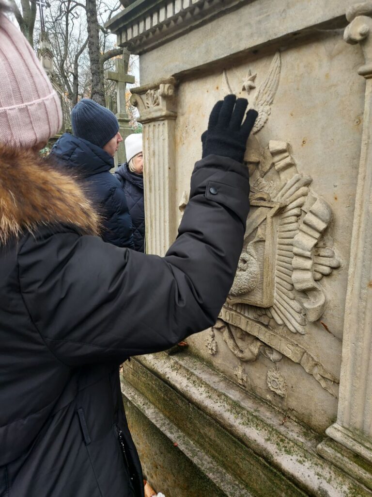 Konstancja ogląda rzeźbę na nagrobku