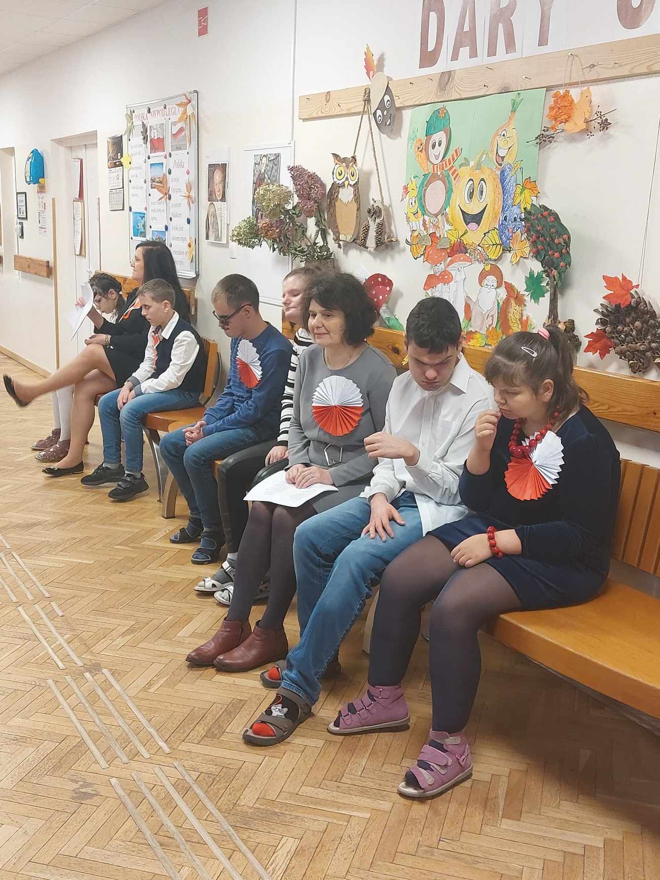 Uczniowie klasy drugiej Szkoły Przysposabiającej do Pracy i klasy trzeciej Szkoły Podstawowej  jako drużyna A w szkolnym konkursie piosenki patriotycznej
