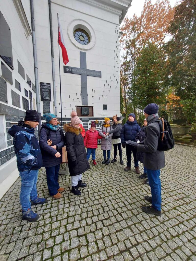 Uczniowie stoją przy kościele