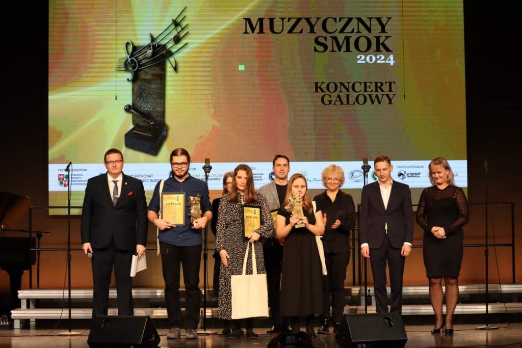 laureaci konkursu pozujący do zdjęcia