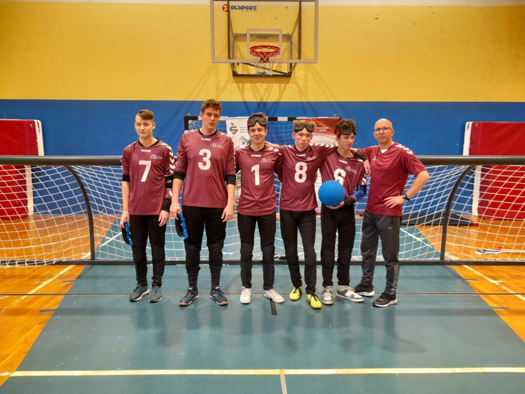 Grupa goalballistów z trenerem