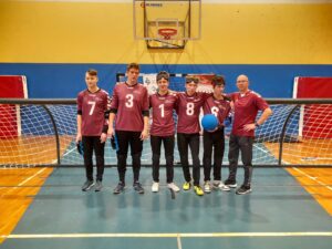 Grupa goalballistów z trenerem