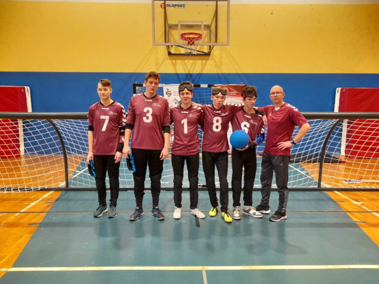 Grupa goalballistów z trenerem