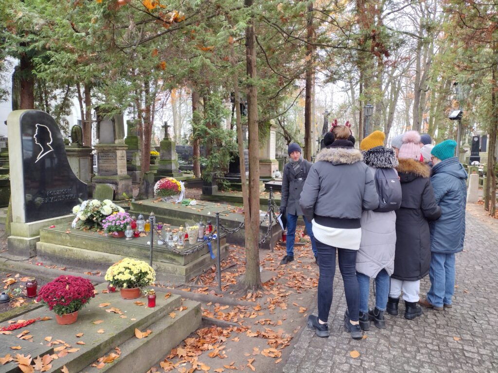 Uczniowie przed grobem rodziców Fryderyka Chopina