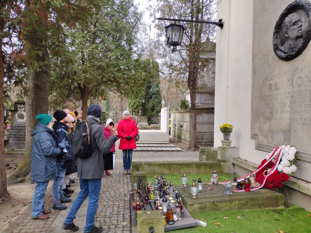 Uczniowie przed grobem Władysława Reymonta