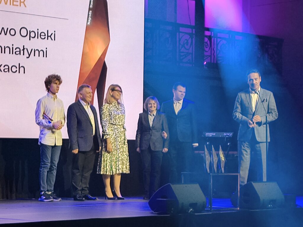 Uczniowie 5 klasy technikum wraz z Dyrekcją na scenie.