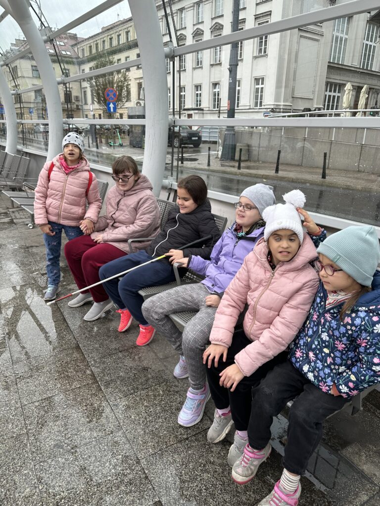 Dziewczynki z grupy I na przystanku  tramwajowym Ratusz Arsenał