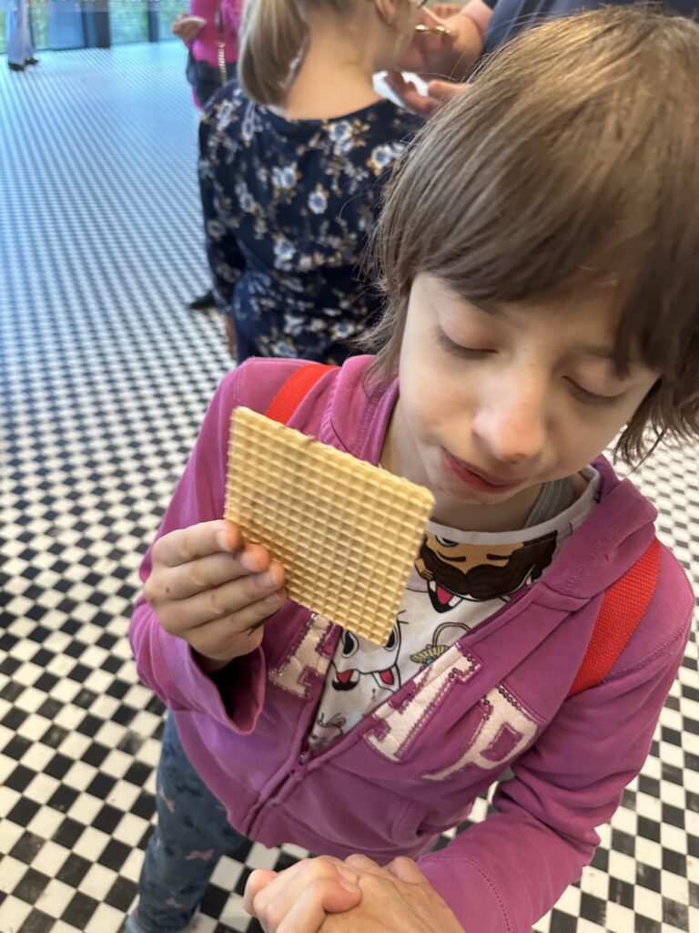 Zosia w trakcie degustacji  płynnej czekolady na wafelku