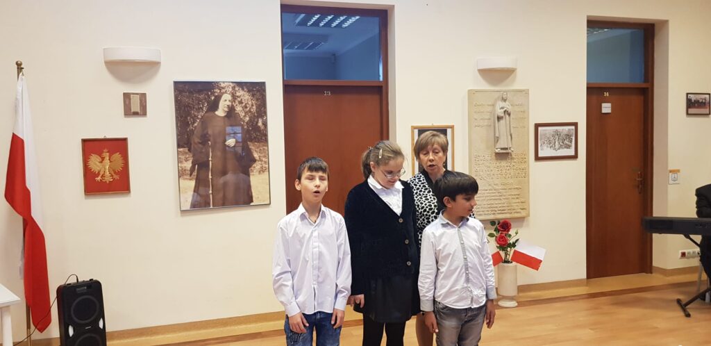 Klasa 3a śpiewa pieśń "Jak to na wojence ładnie"