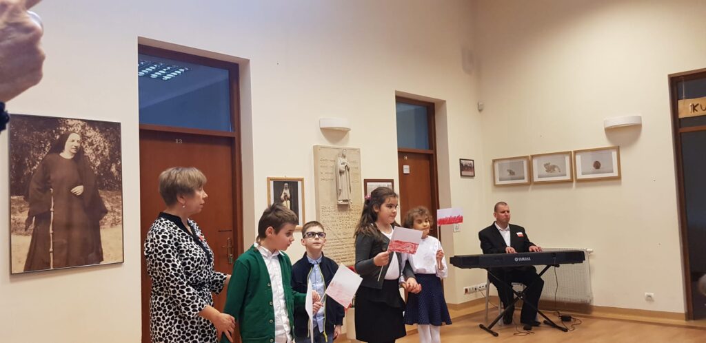 "Rozkwitały pąki białych róż" i klasa 1b