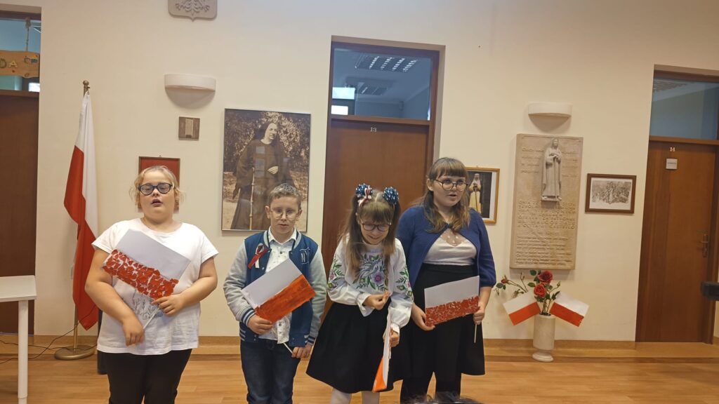 Klasa 3b śpiewa "Pierwszą kadrową" 