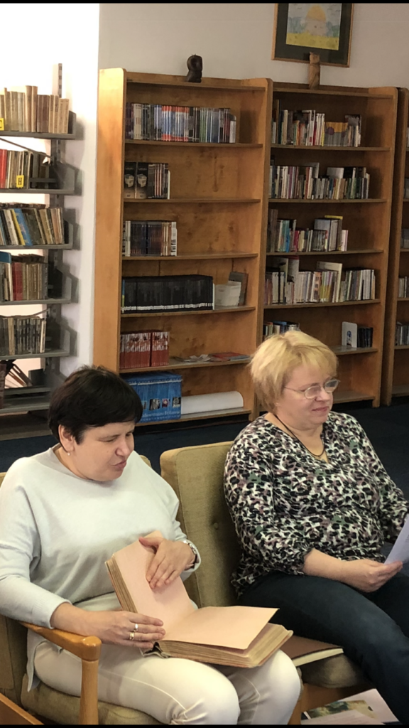 Panie z biblioteki czytają dzieciom bajki.