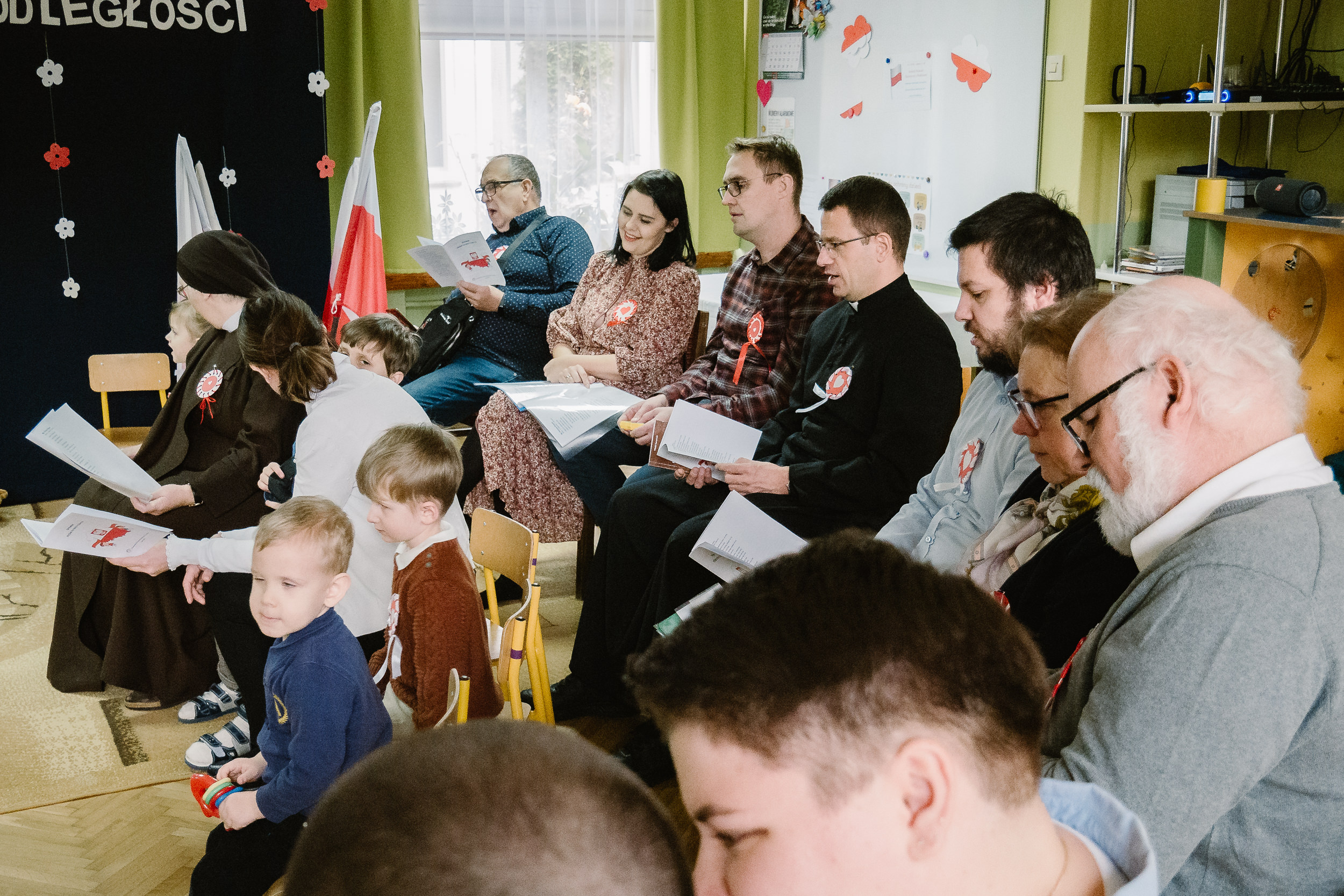 Wszyscy wspólnie śpiewają pieśni.
